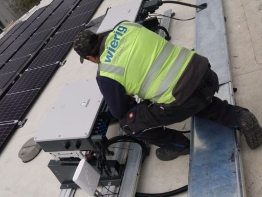 Elektrofachkraft von Wierig bei der Arbeit.