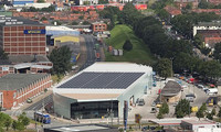 Photovoltaik-Module auf Gewerbeflachdach von oben.