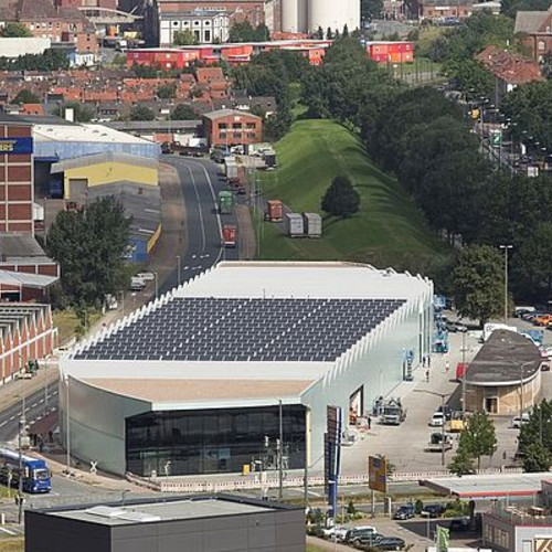 Photovoltaik-Module auf Gewerbeflachdach von oben.