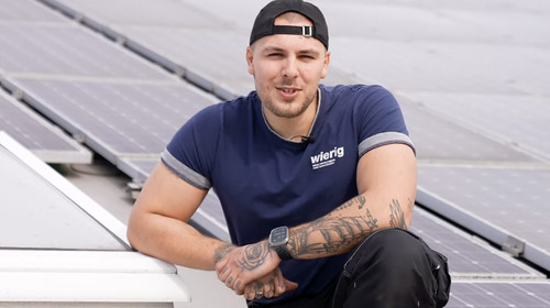 Foto eines Mitarbeiters auf dem Solardach