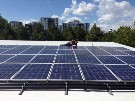 Photovoltaik-Module auf Gewerbeflachdach.