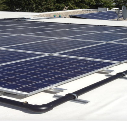 Photovoltaikmodule auf einem Gewerbeflachdach.