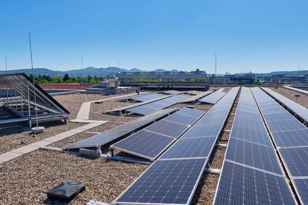 Eine Dacheindichtung mit Dachbegrünung und PV-Anlage.