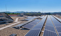 Eine Dacheindichtung mit Dachbegrünung und PV-Anlage.