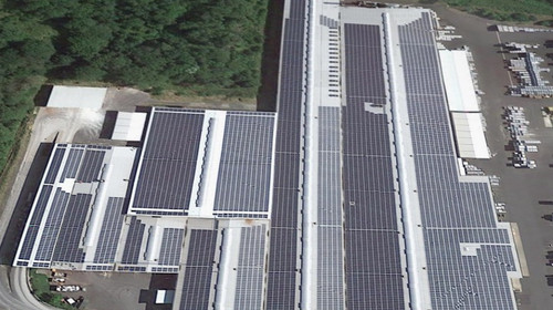 Luftaufnahme eines sanierten Gewerbeflachdaches mit Photovoltaik.
