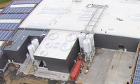 PV-Anlage und Lichtkuppeln auf Flachdach von oben