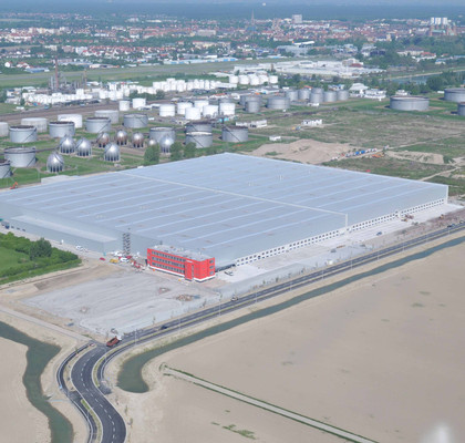 Gewerbeflachdach eines Reifenzentrallagers 