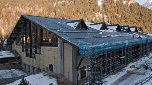 Integrierte PV-Anlage auf einer Einsporthalle in Südtirol