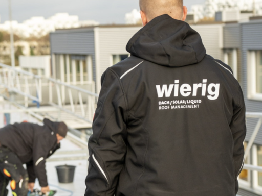 Dachdecker von Wierig bei der Arbeit.