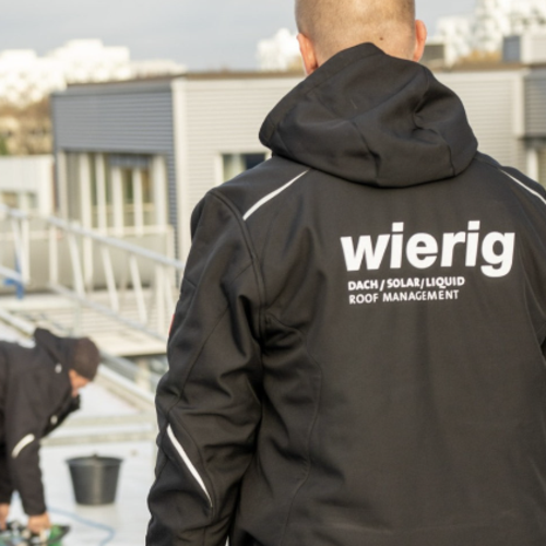 Dachdecker von Wierig bei der Arbeit.