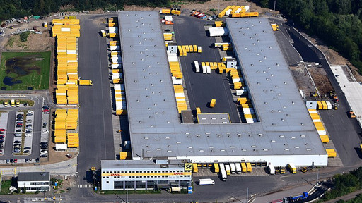 Fertige Flachdachsanierung eines Logistikunternehmens von oben.