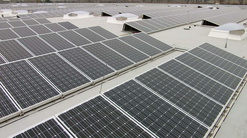 Photovoltaik-Module auf Gewerbeflachdach.
