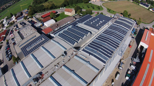 Photovoltaik-Module auf Gewerbeflachdach von oben.
