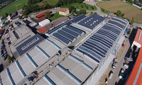 Photovoltaik-Module auf Gewerbeflachdach von oben.