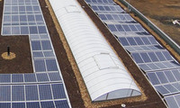 PV-Anlage und Lichtkuppeln auf Flachdach von oben
