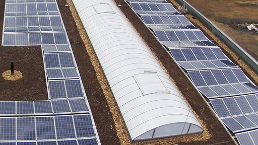 PV-Anlage und Lichtkuppeln auf Flachdach von oben