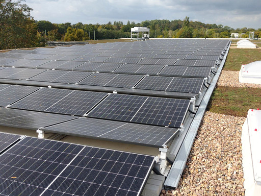 Saniertes Flachdach mit PV-Anlage