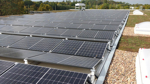 Saniertes Flachdach mit PV-Anlage