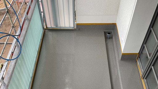 Foto einer Flüssigkunststoffabdichtung auf einem Balkon.