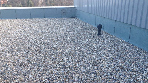Bekiesung eines Gewerbeflachdachs