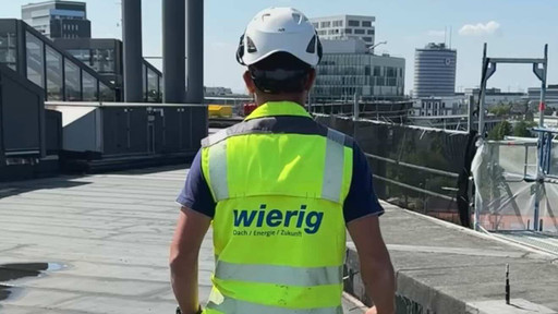 Mitarbeiter bei Flachdachsanierung bei der Apobank in Düsseldorf