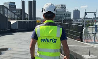 Mitarbeiter bei Flachdachsanierung bei der Apobank in Düsseldorf