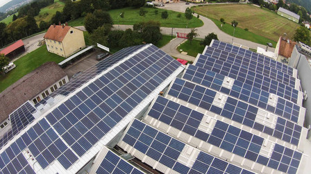 Photovoltaik-Module auf Gewerbeflachdach.