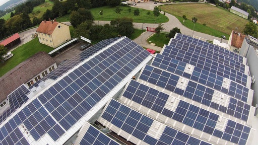 Photovoltaik-Module auf Gewerbeflachdach.