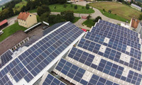 Photovoltaik-Module auf Gewerbeflachdach.