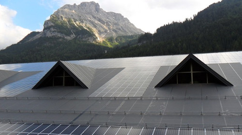Integrierte PV-Anlage auf einer Einsporthalle in Südtirol