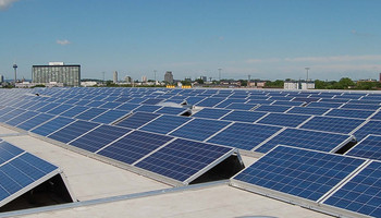 Photovoltaik-Anlage auf Kölner Dach