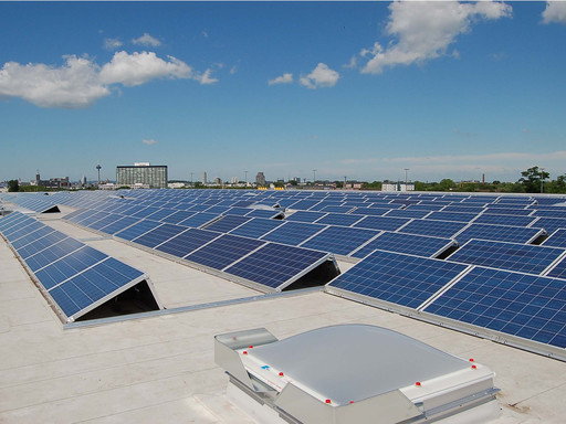 Photovoltaik-Anlage auf Kölner Dach