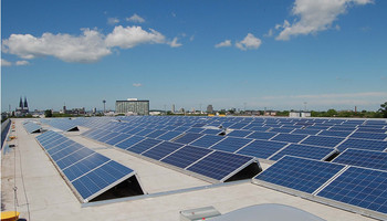 Photovoltaik-Anlage auf Kölner Dach