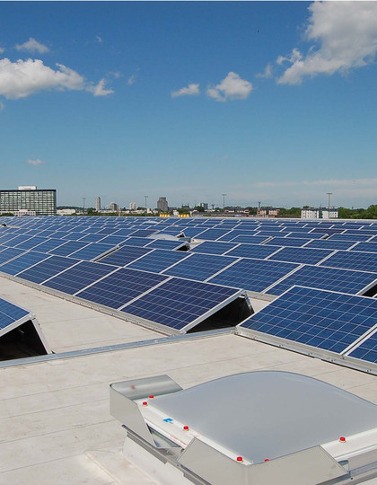 Photovoltaik-Anlage auf Kölner Dach