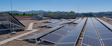 Photovoltaikanlage auf Gewerbeflachdach von oben
