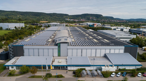 Aufsicht auf Gewerbegebaeude ILG Herrenberg nach Dachsanierung