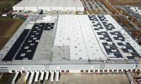 Photovoltaik-Module auf Gewerbeflachdach.