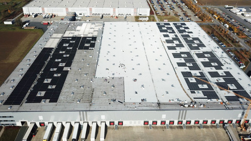 Photovoltaik-Module auf Gewerbeflachdach.