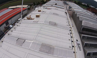 Vorbereitung eines Gewerbeflachdachs für Photovoltaik-Module.