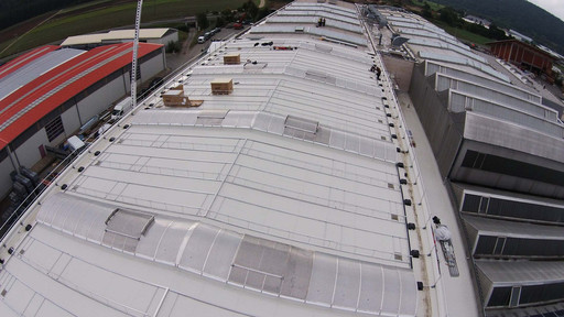 Vorbereitung eines Gewerbeflachdachs für Photovoltaik-Module.