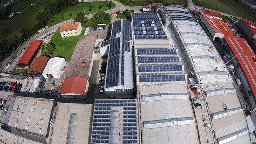 Photovoltaik-Module auf Gewerbeflachdach von oben.