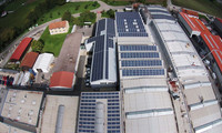 Photovoltaik-Module auf Gewerbeflachdach von oben.