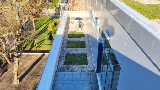 Begrüntes Flachdach mit Terrasse nach Sanierung