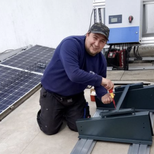 Elektrofachkraft von Wierig bei der Arbeit.