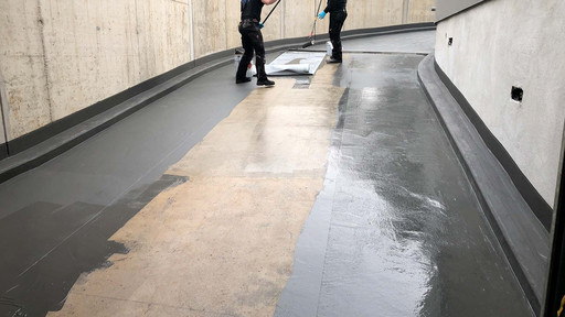 Foto einer Wierig-Flüssigkunststoffabdichtung einer Tiefgaragenauffahrt