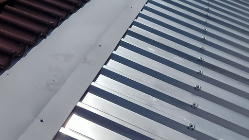 Unterkonstruktion aus Stahltrapezprofilen für Photovoltaik-Anlage auf SB-Markt 