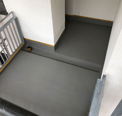 Foto einer Wierig-Flüssigkunststoffabdichtung auf einem Balkon.