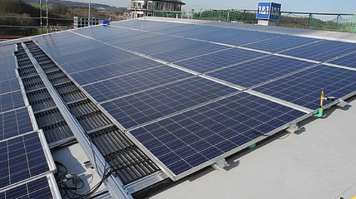 Photovoltaikmodule auf einem Gewerbeflachdach.