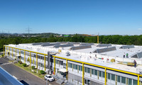 Fertige Flachdachsanierung eines Logistikunternehmens von oben.
