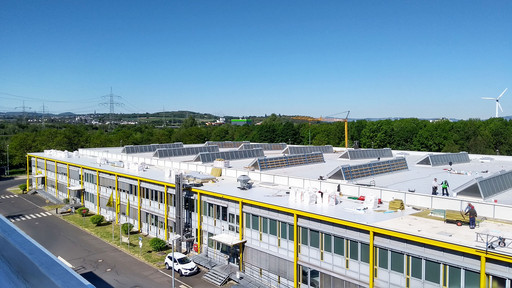 Fertige Flachdachsanierung eines Logistikunternehmens von oben.